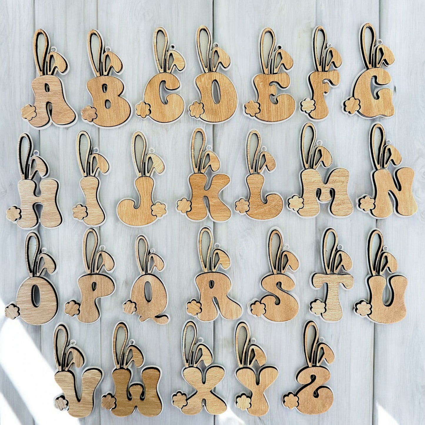 Holzanhänger mit Buchstaben – Hasen-Design für Ostern, Geschenke & Dekoration