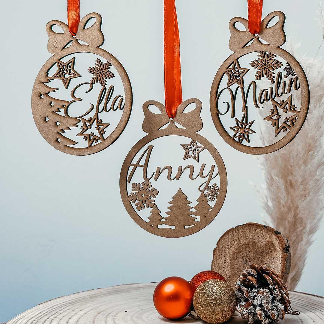 Personalisierte Weihnachtsbaumkugel aus Holz von Wiens Wood