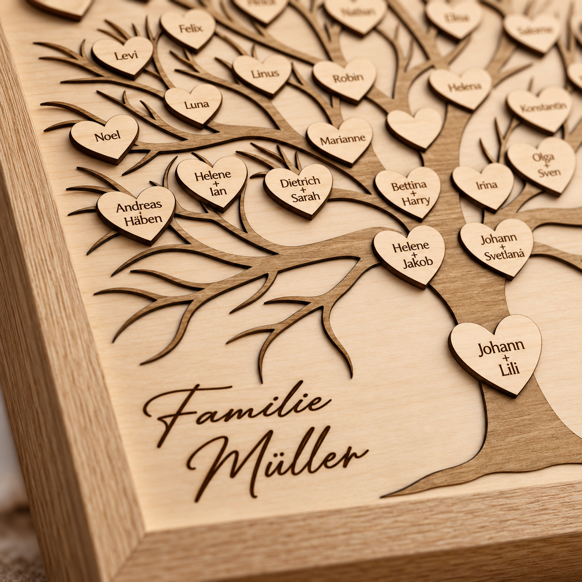 Gerahmter Familienstammbaum aus Holz mit personalisierten Namensherzen – Familie Müller