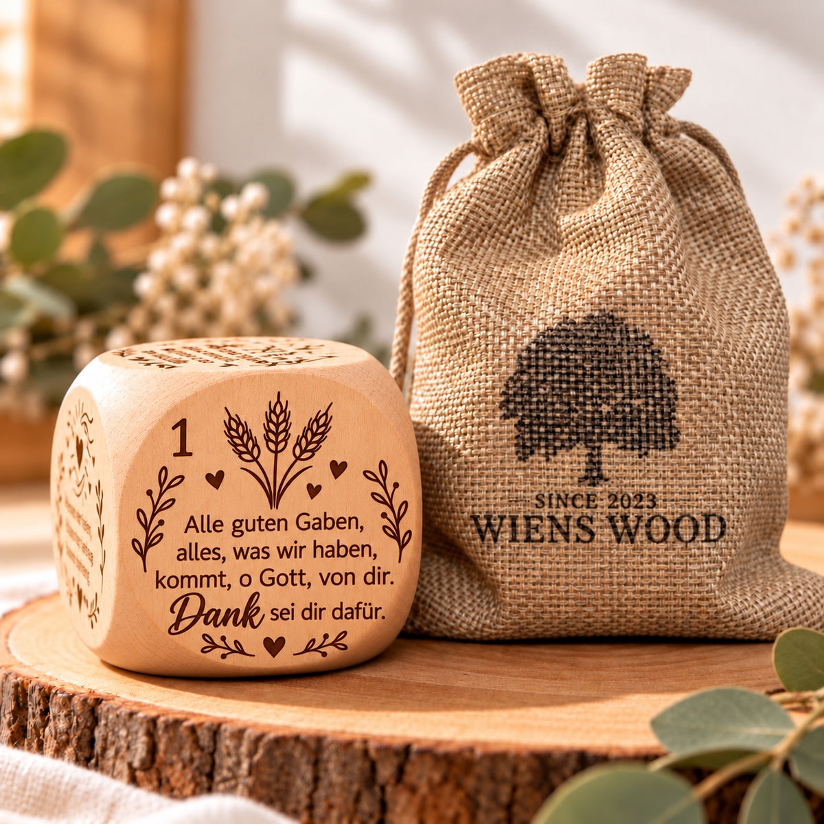 Tischgebetswürfel Kleine Klassiker aus Buchenholz mit graviertem Gebet und Aufbewahrungssäckchen in Jute-Optik